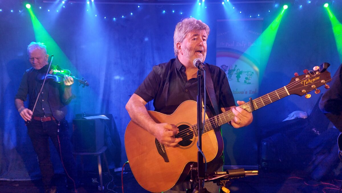 Paul Daly Band bringt Irish Touch ins „Parapluie“