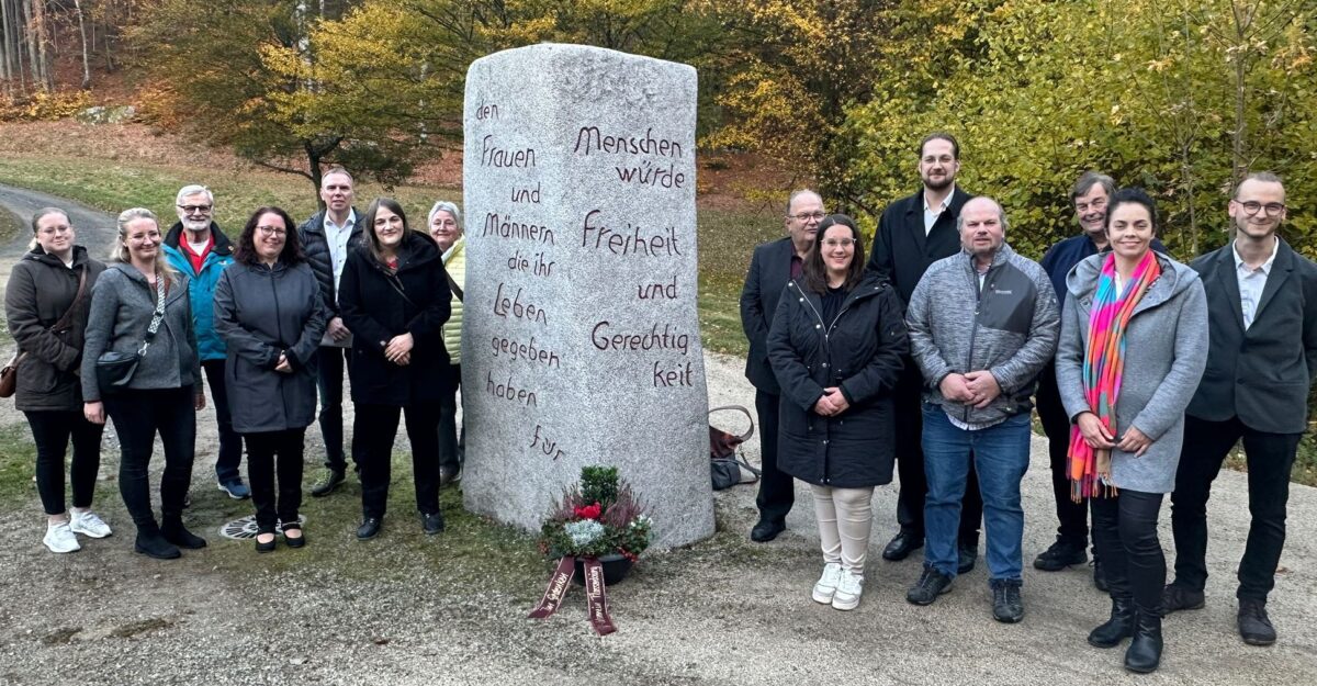 SPD ehrt Verstorbene in Flossenbürg mit Tradition