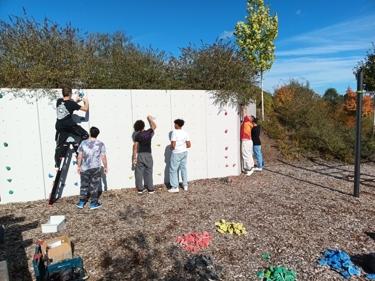 Schüler retten Boulderwand in Eschenbach