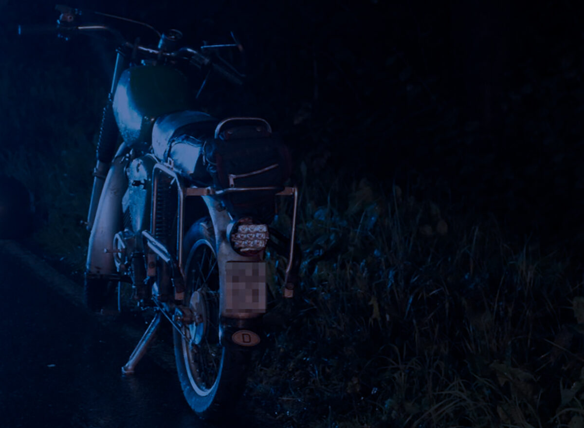 Sturzbetrunken: Mopedfahrer liegt nachts mitten auf der Straße