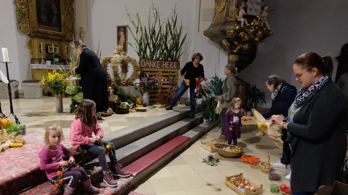 Tradition und Dank: Erntedankaltar in Floß begeistert