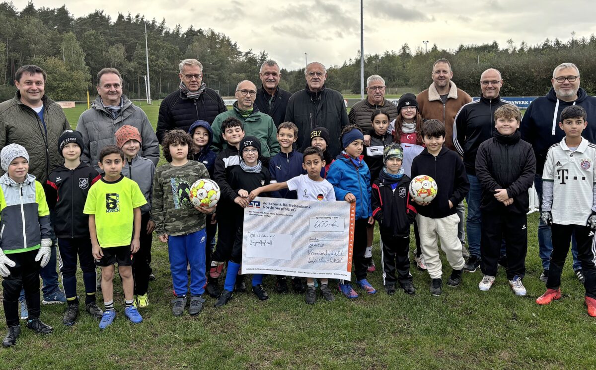 Jugend des VfB Weiden Jugend erhält 600-Euro-Spende