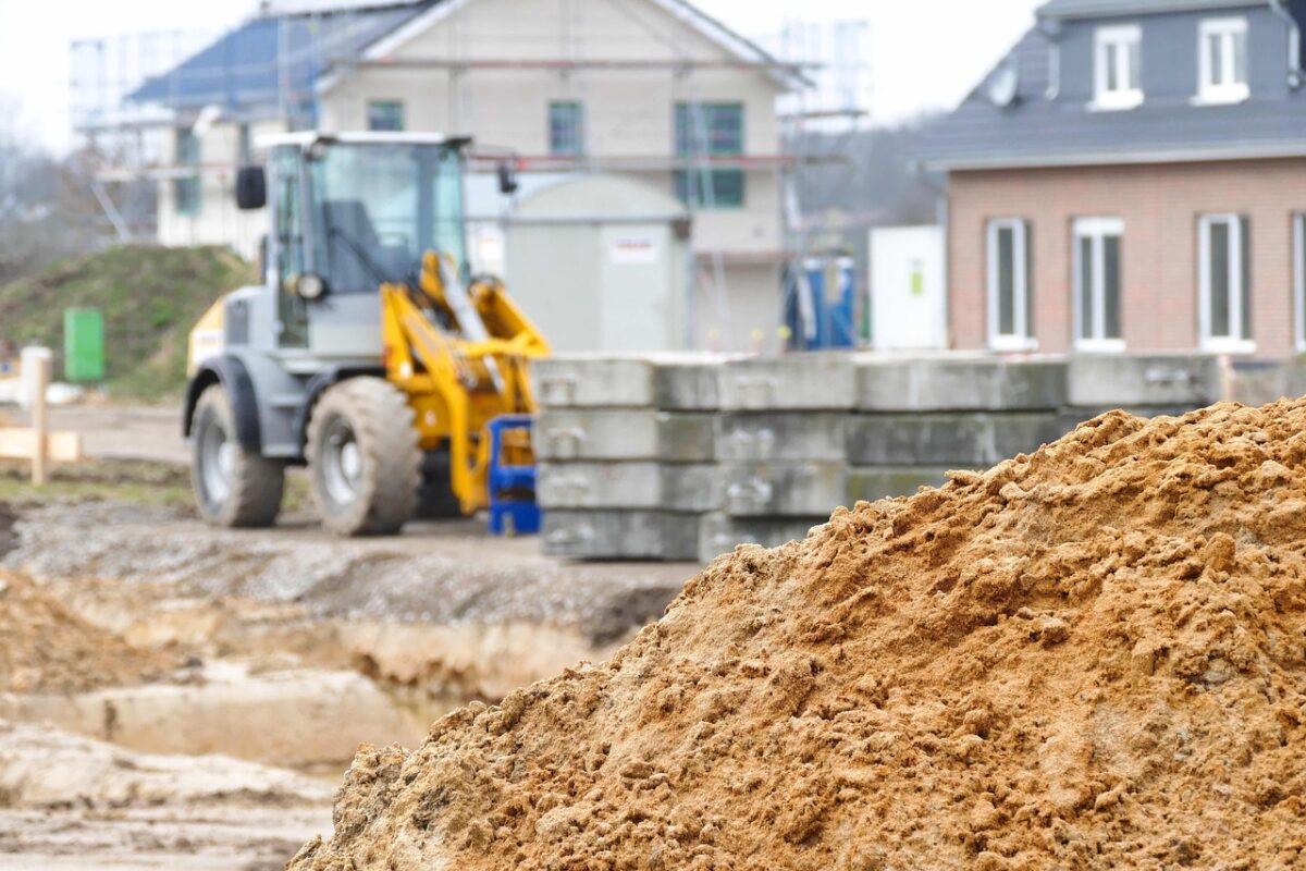 Holzhaus 39 Zentimeter zu tief gebaut – Bauherrin zieht vor Gericht