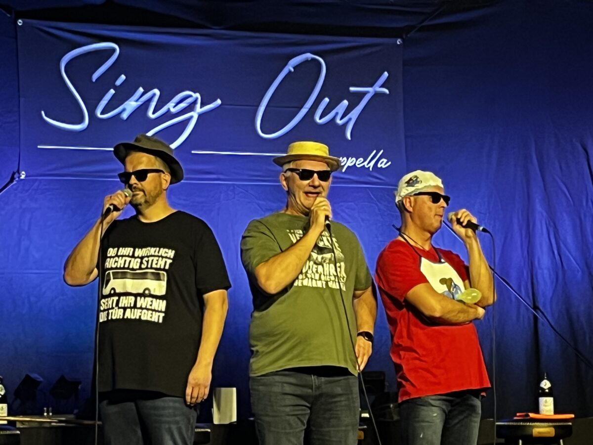 „Sing out“ fährt mit dem Omnibus zum Tinnitus und nimmt begeisterte Zuhörer mit auf die Reise