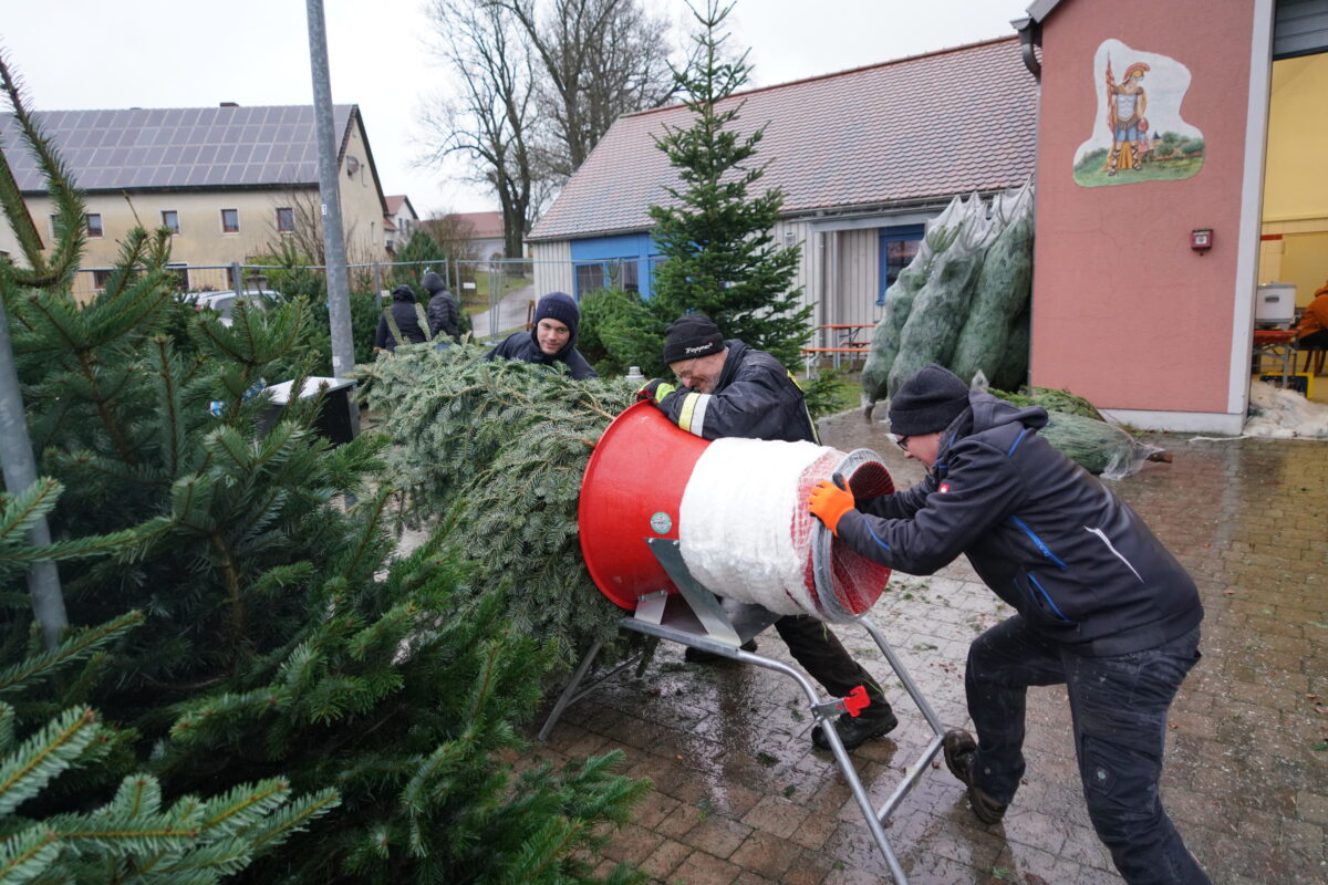 Christbäume von der Lennesriether Feuerwehr
