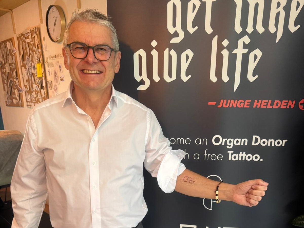 Abgeordnete setzen Tattoo-Zeichen für Organspende