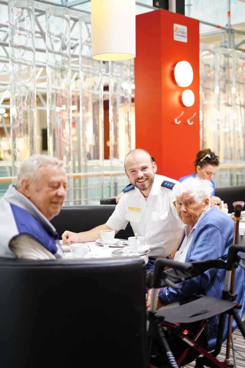 Polizei Oberpfalz stärkt Nähe durch „Coffee with a Cop“