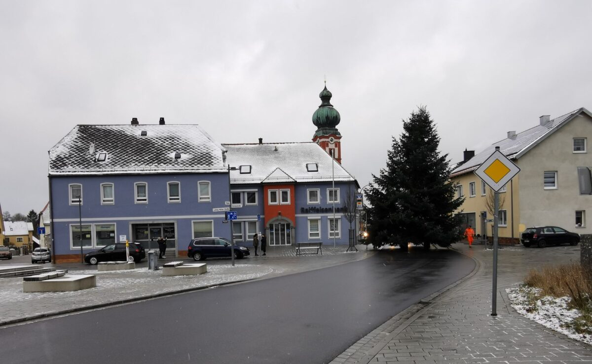 Douglasie erleuchtet Tillyplatz zu Weihnachten