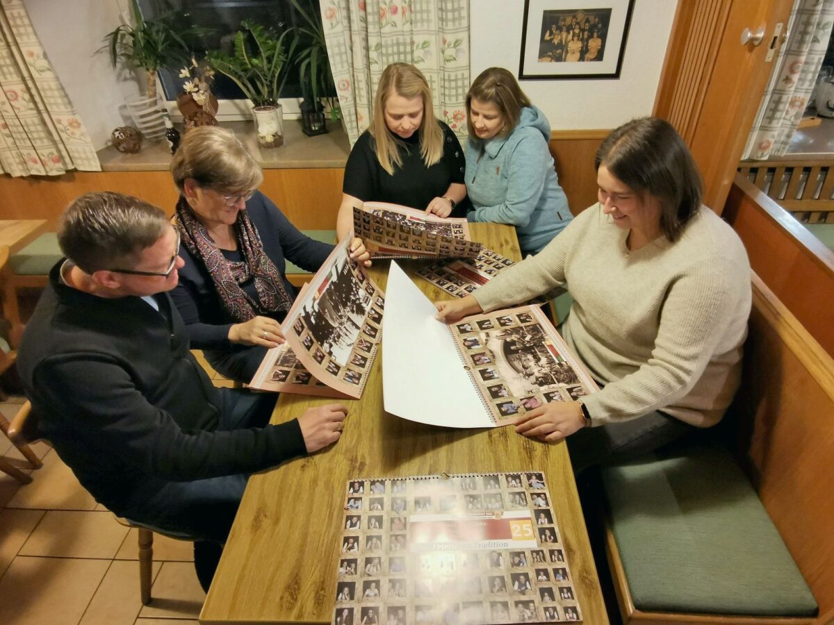 Eslarn wirbt mit Jubiläumskalender für Heimatfest 2025
