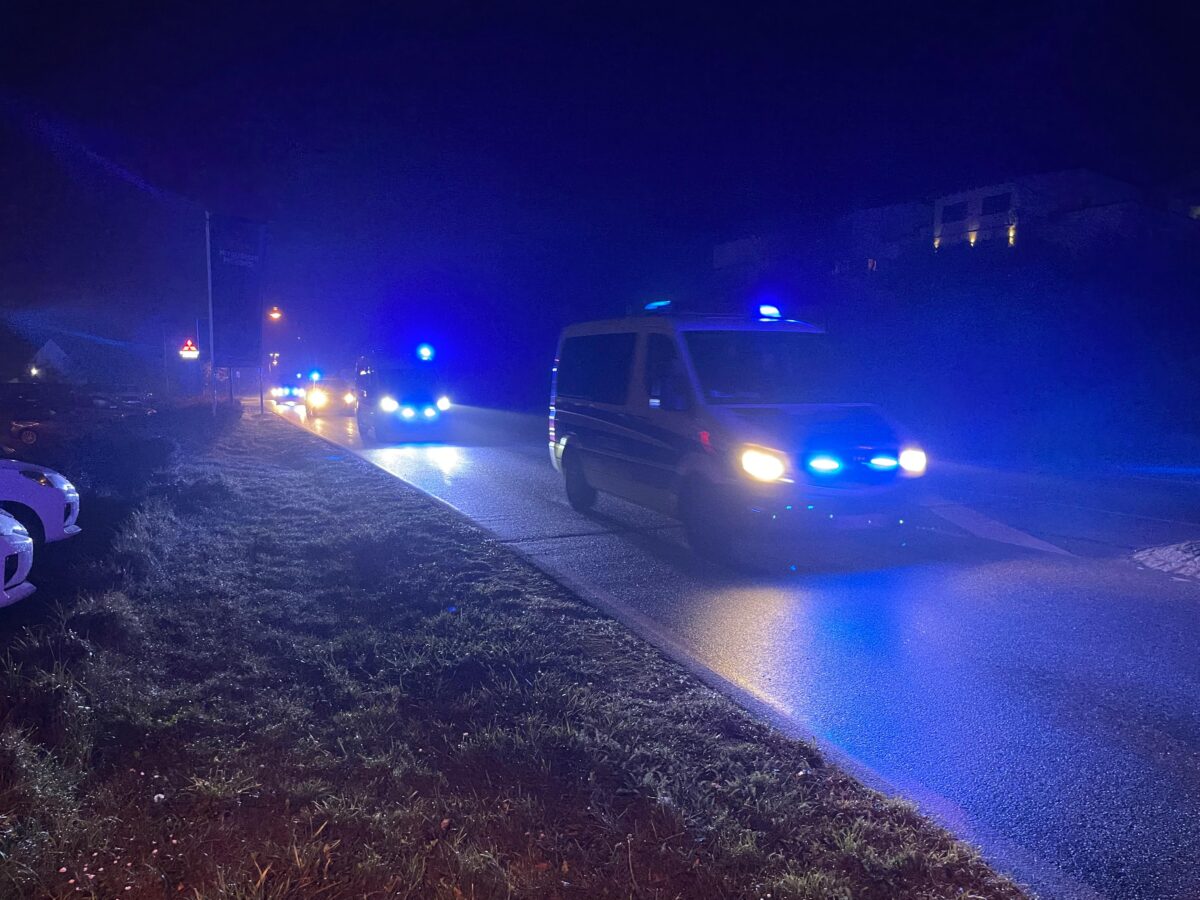Spezialkräfte der Polizei in Bruck – Waffen vermutet