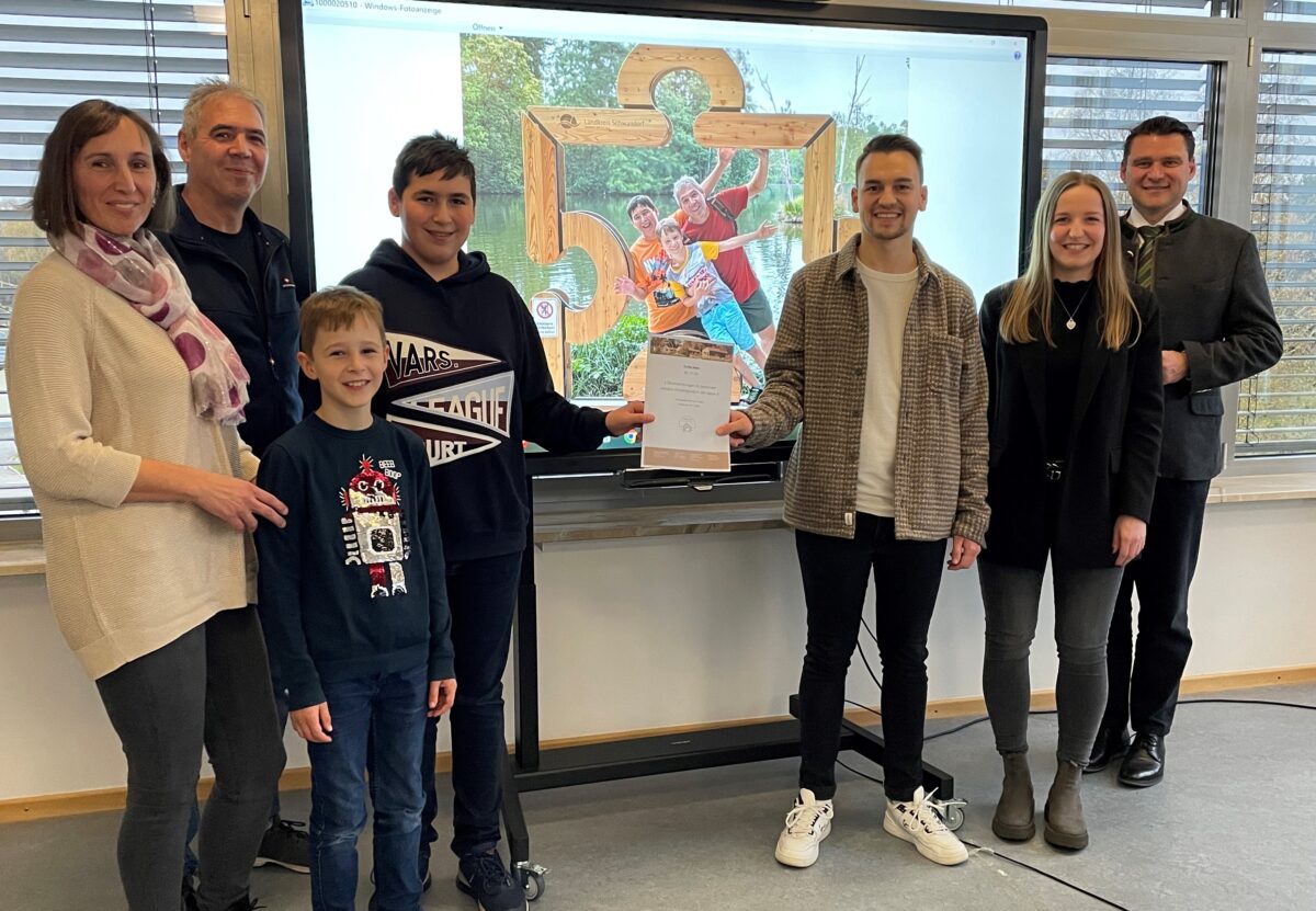 Gewinner der Schwandorfer Puzzle-Aktion gefeiert