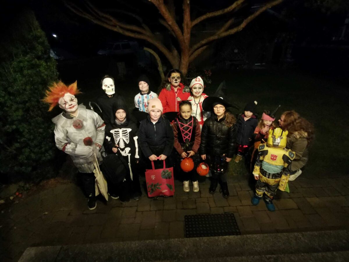 Halloween in Eslarn: Bunte Kostüme und Kürbislichter