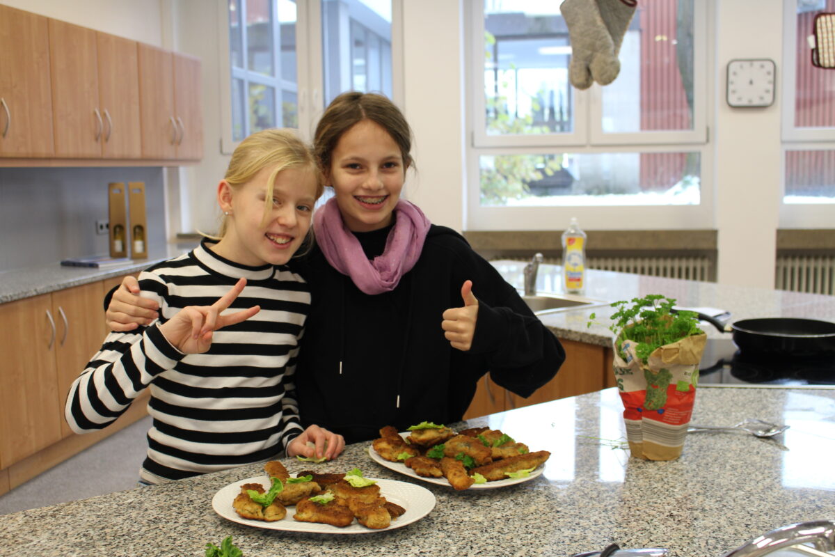 Kinder kochen Karpfen: Spaß und Lernen vereint