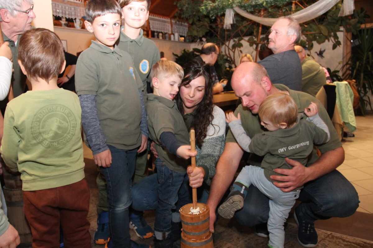 Hutzaabend begeistert mit traditionellem Ausbuttern