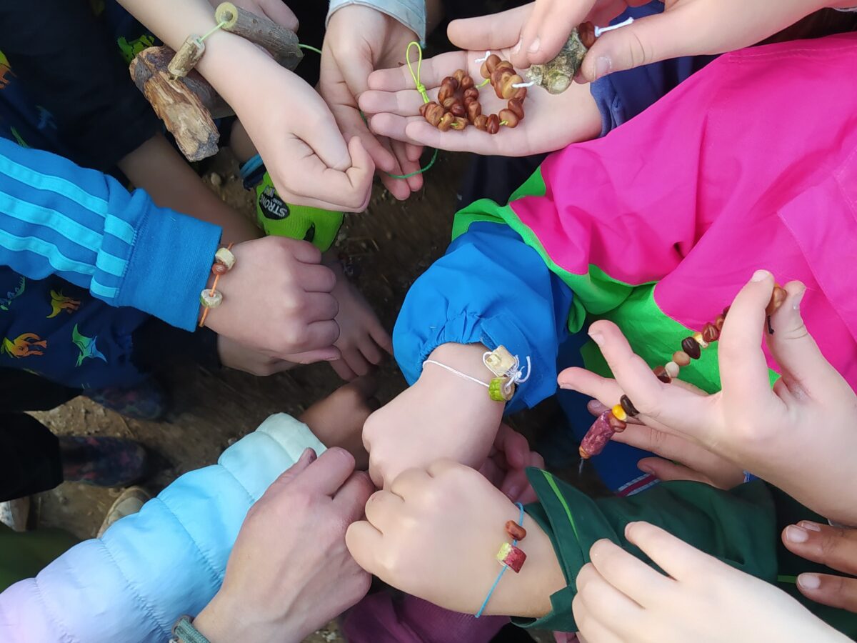 Kinder entdecken Freuden des Bio-Bauernhofs