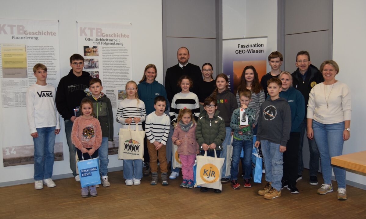 Kinder feiern Gewinne beim FREU.ZEIT-Rätsel in Neustadt