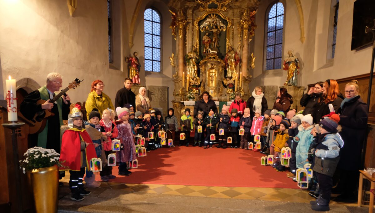 Kinder feiern Martinstag in Floß mit Laternen und Gesang