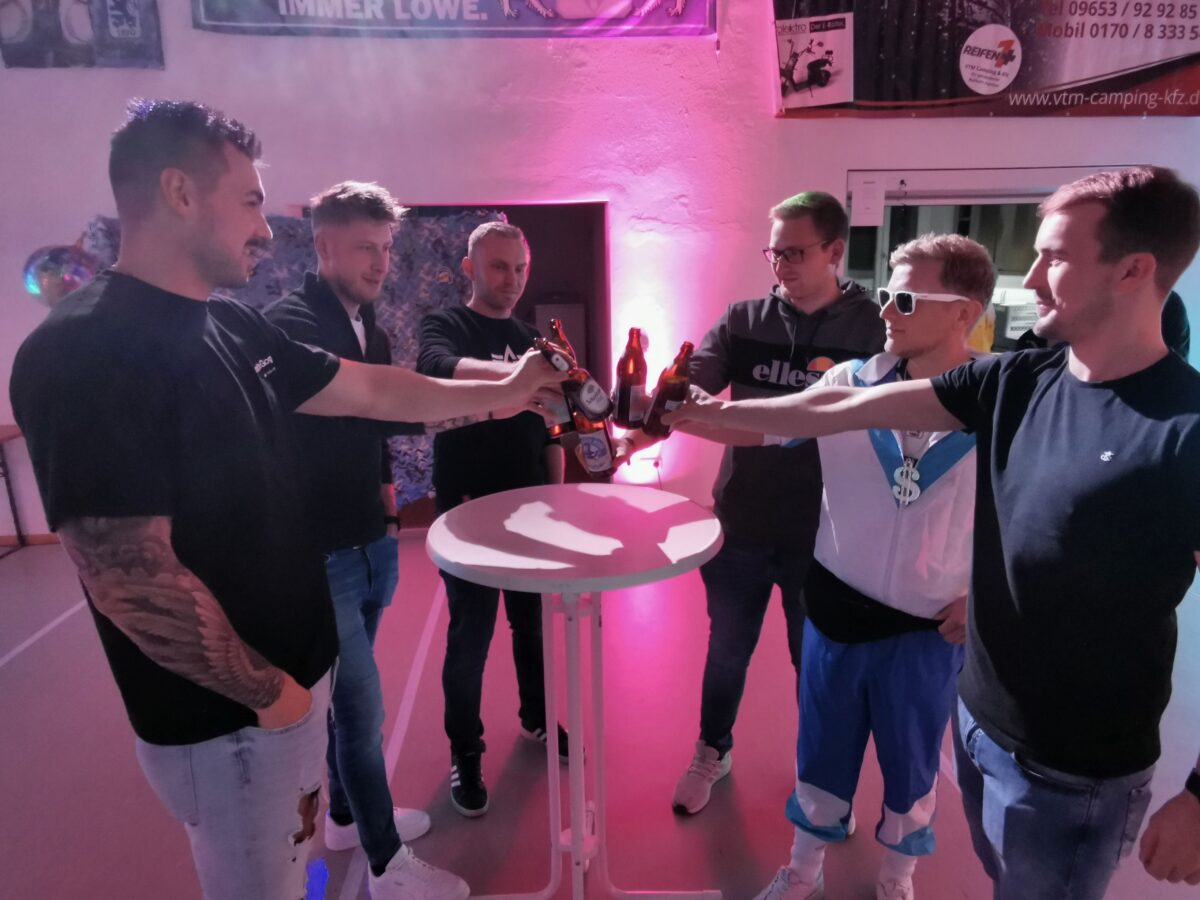 Löwenfanclub feiert Faschingsstart in der Alten Turnhalle