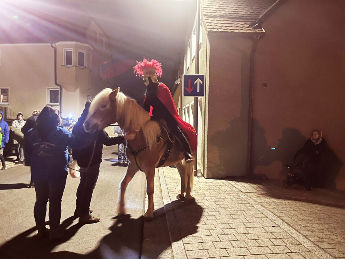 Martinszug in Eslarn erfüllt Nacht mit Licht und Freude