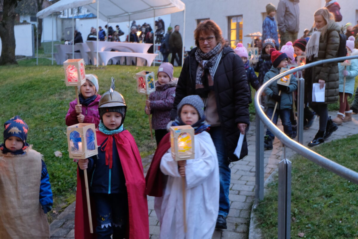 Martinszug in Floß erhellt die dunkle Welt