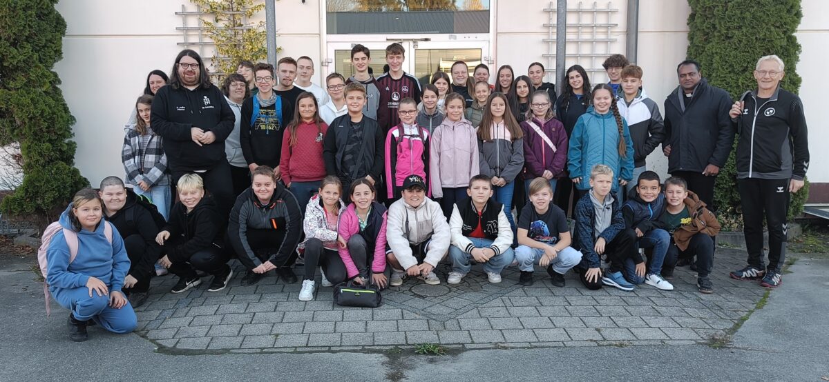 Ministranten stärken Gemeinschaft beim Bowling