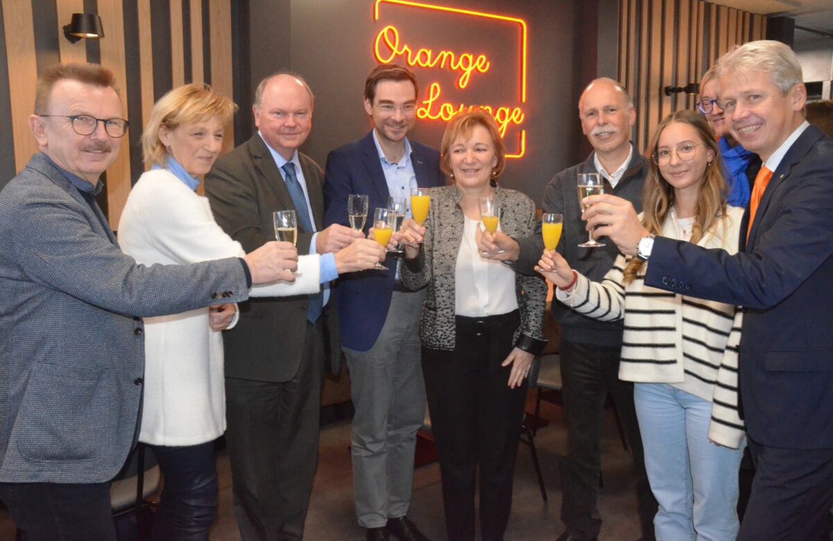 „Orange Lounge“ auf dem OTH-Campus eröffnet