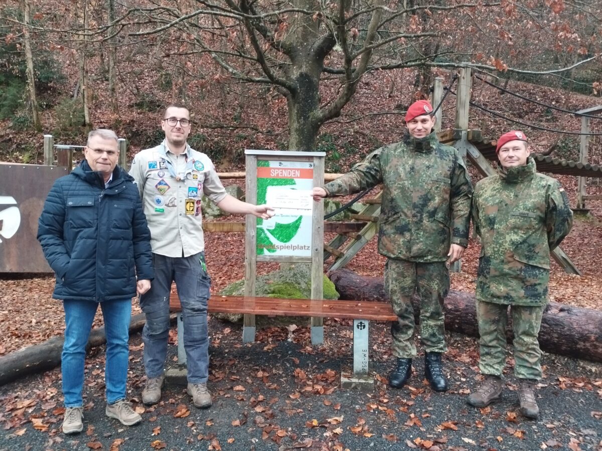 Pfadfinder erhalten Spende für Waldspielplatzprojekt