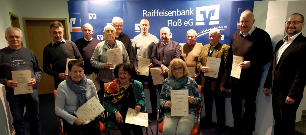 Raiffeisenbank Floß ehrt treue Mitglieder