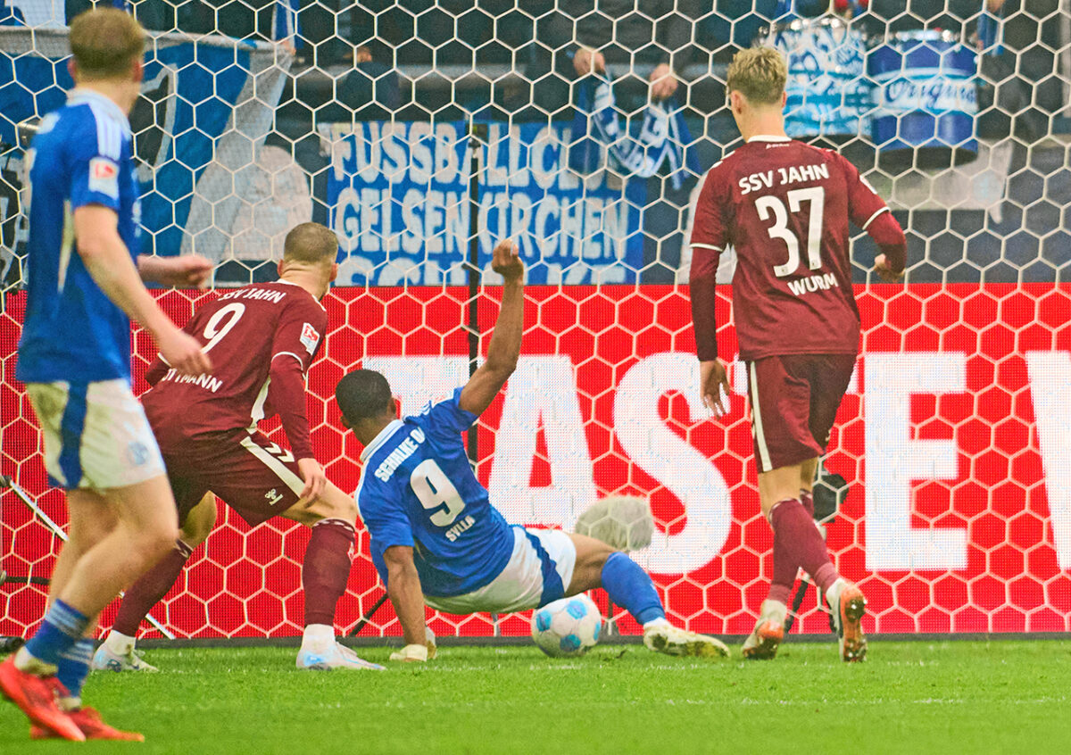 Jahn in Liga 2:  Das chancenlose Trauerspiel setzt sich auf Schalke fort