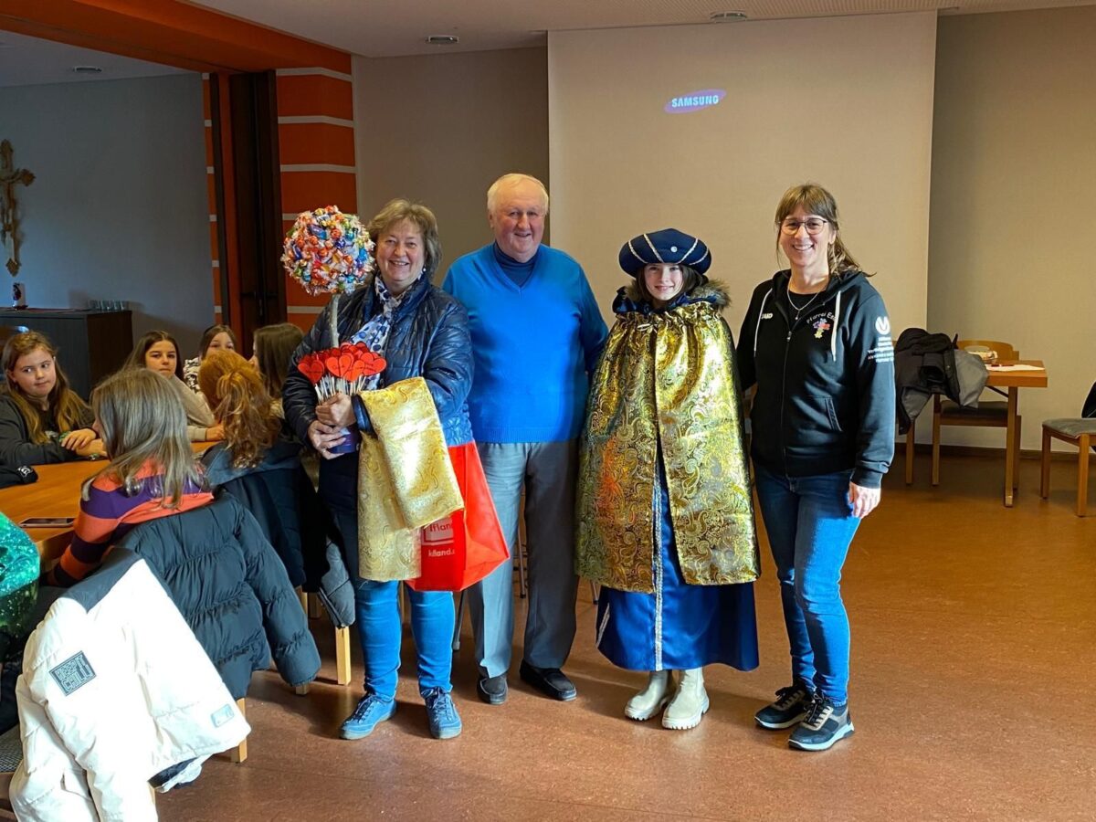 Sternsinger erhalten neue, handgemachte Umhänge