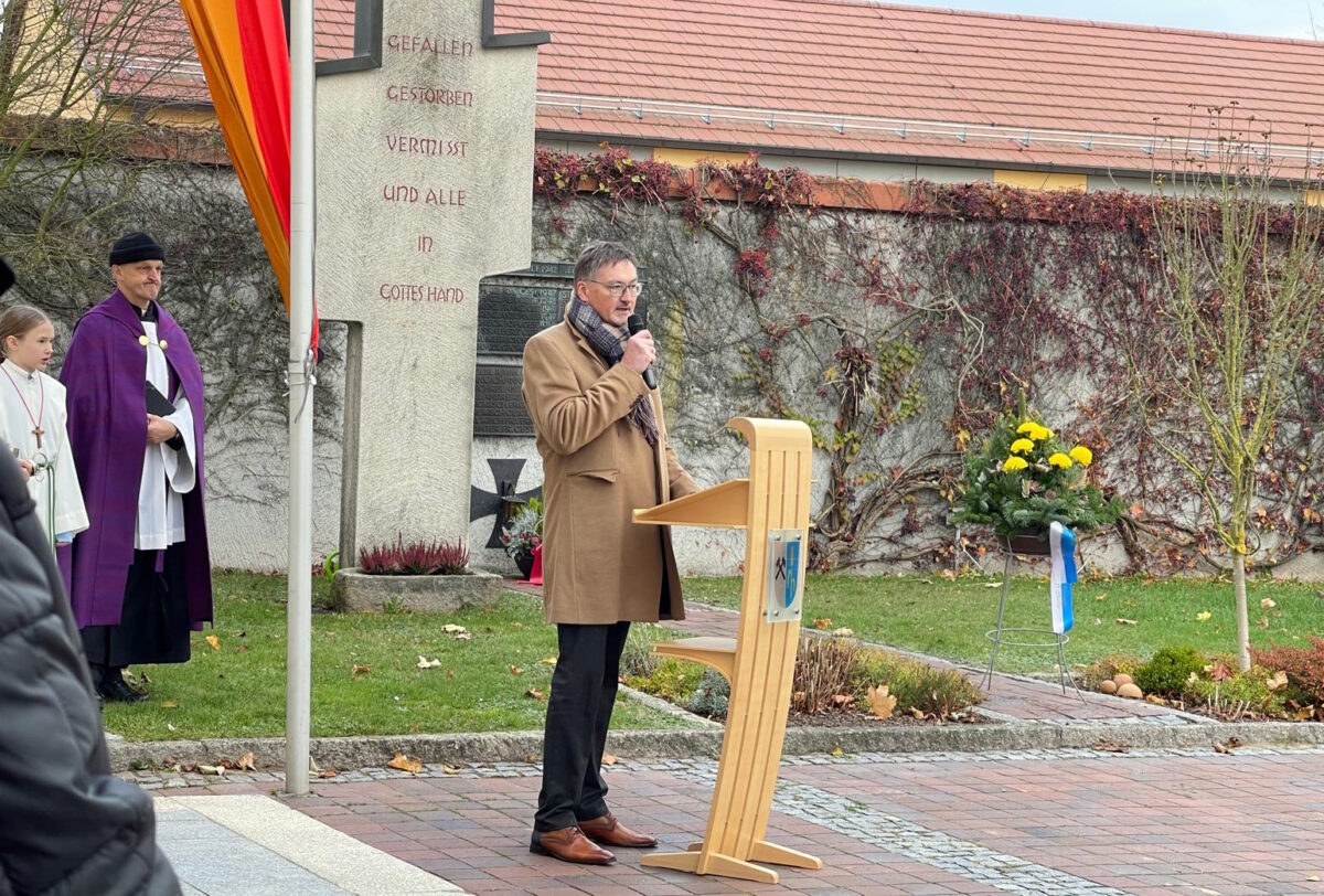 Stulln erinnert am Volkstrauertag an Kriegsopfer
