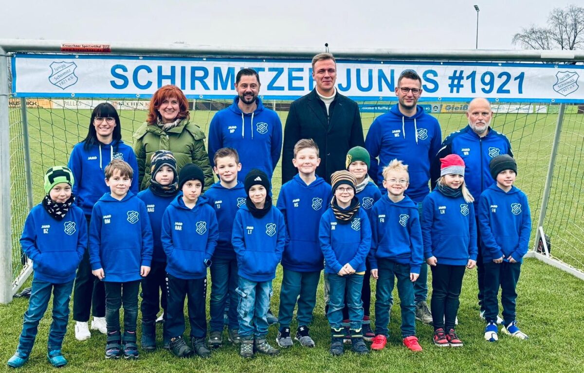 Gollwitzer-Spezialtiefbau GmbH unterstützt F-Jugend der SpVgg Schirmitz mit neuer Ausstattung