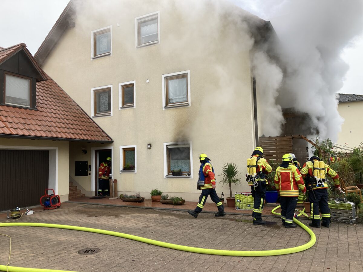 Wohnungsbrand in Pfreimd: 83-Jähriger schwer verletzt, hoher Sachschaden
