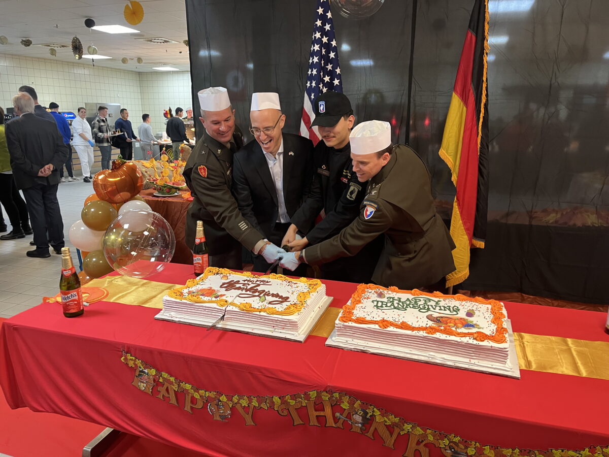 Einfach ein schönes Fest: US-Armee serviert Thanksgiving-Lunch