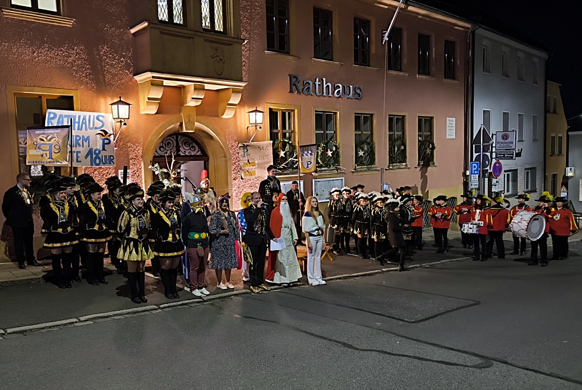 Pressath startet närrisch in die Session: Rathaussturm des PFV läutet Fasching ein