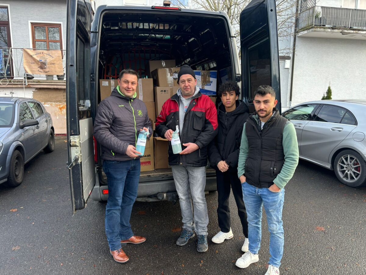Space Eye spendet der Jugendabteilung des VfB Weiden Dutzende Trinkflaschen