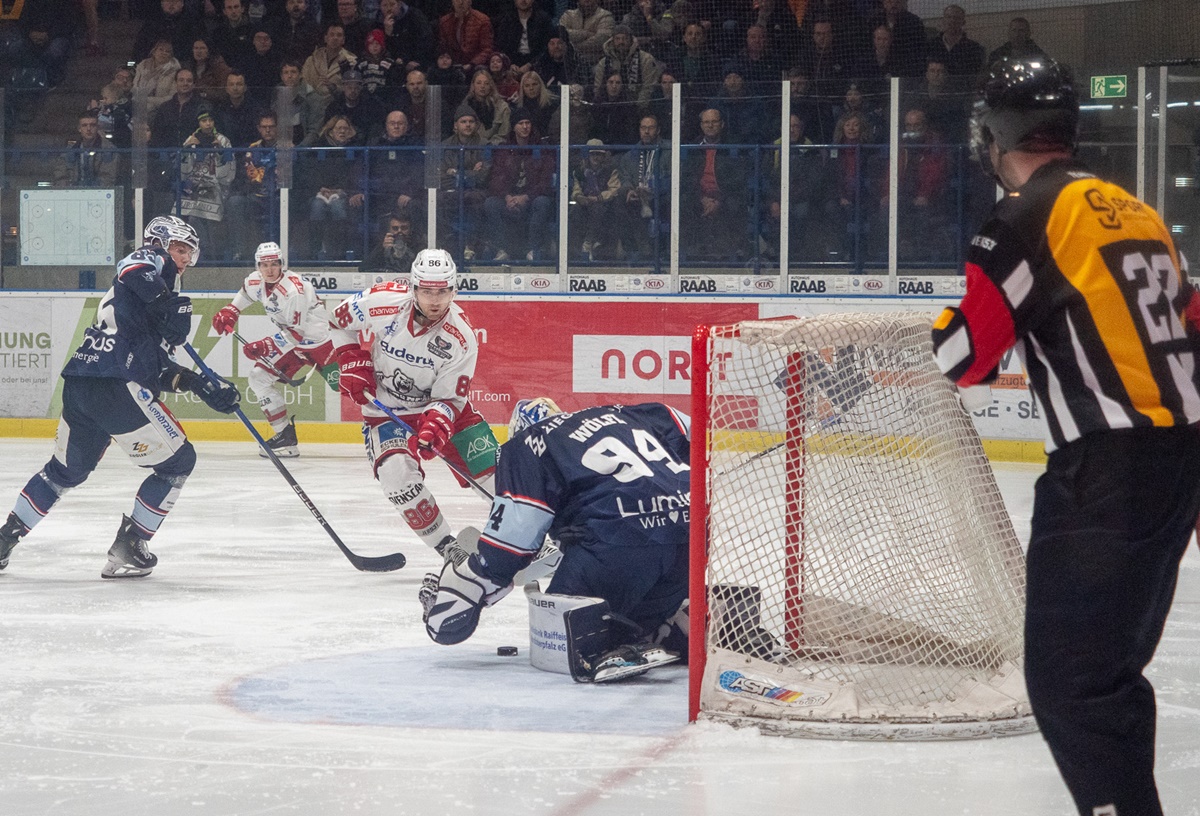 Starke Blue Devils machen es gegen die Eisbären Regensburg spannend bis zum Ende