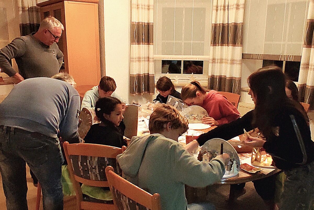 Jungsiedler basteln mit Eifer für den Advent in Weiden