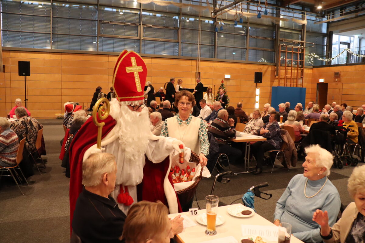Adventsfeier in Burglengenfeld begeisterte Senioren