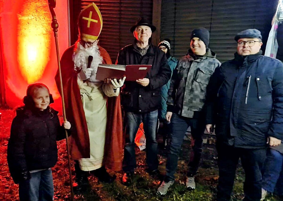 Adventsfeier in Weiden unterstützt Kindergarten