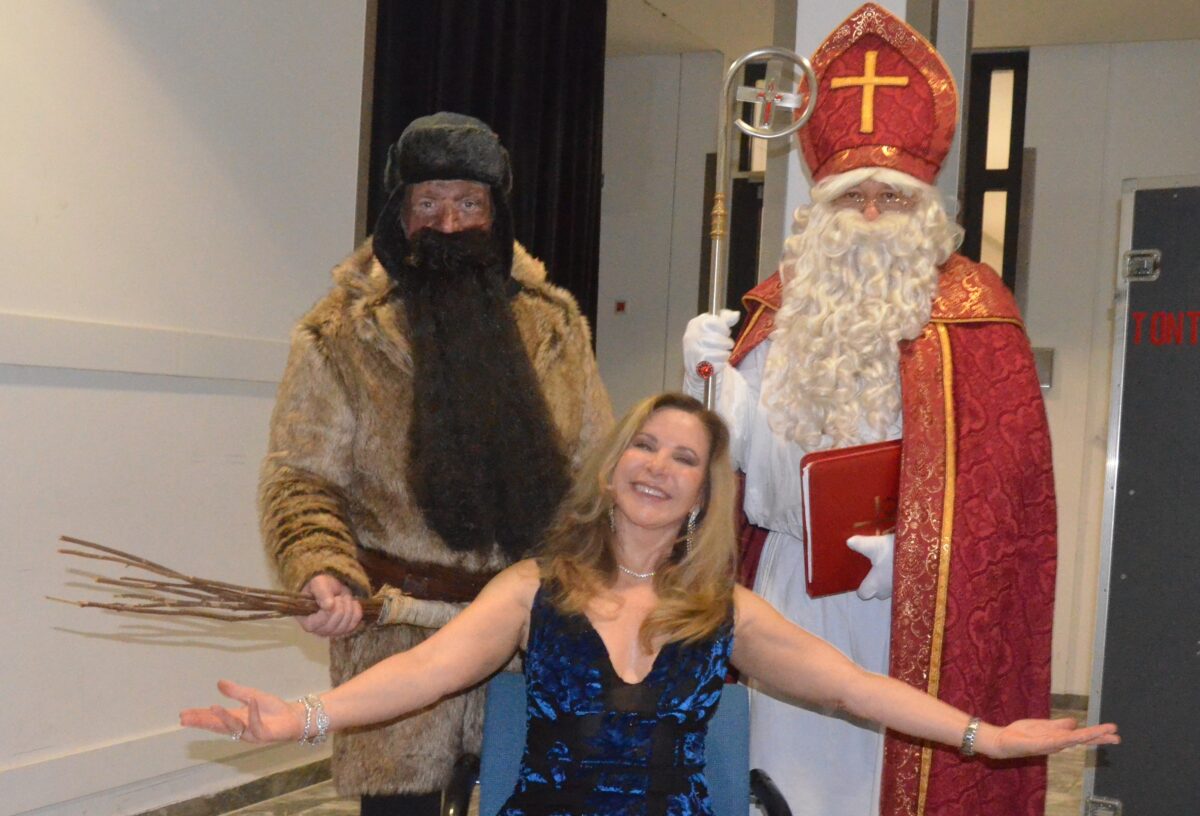 Sankt Nikolaus beschenkt Opernstar Deborah Sasson auf der Bühne der Max-Reger-Halle