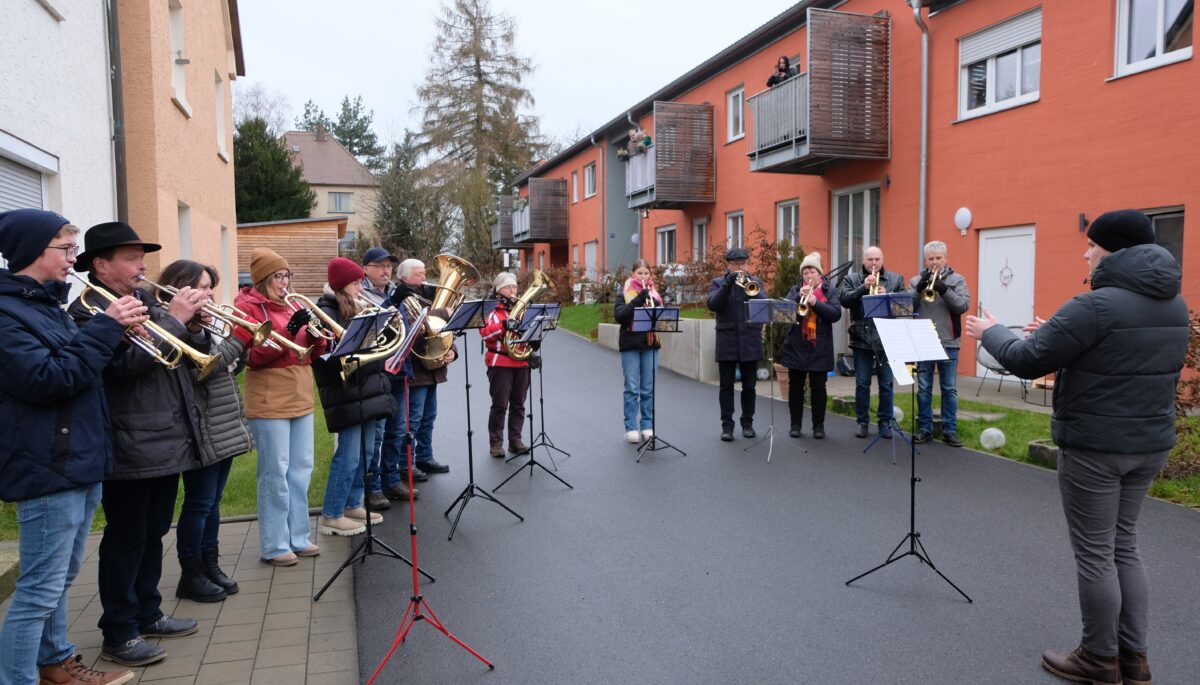 Dorfblasen erfüllt Floßer Land mit Adventsfreude