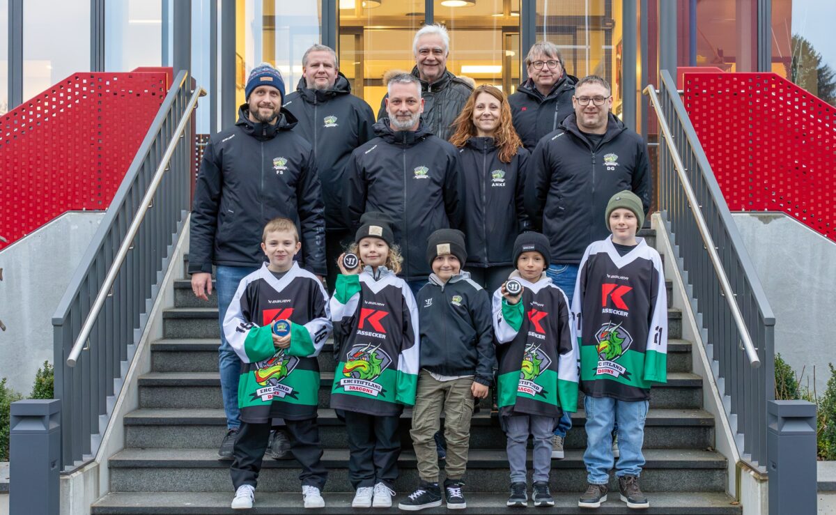 Kassecker spendiert Trikots für den Eishockeynachwuchs des EHC Stiftland