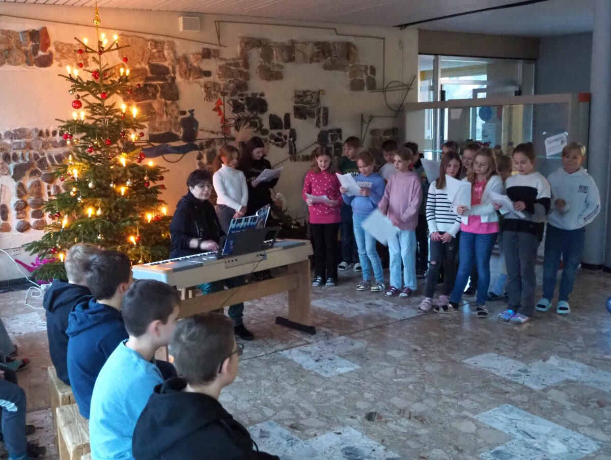 Erbendorfer Schüler feiern musikalischen Advent