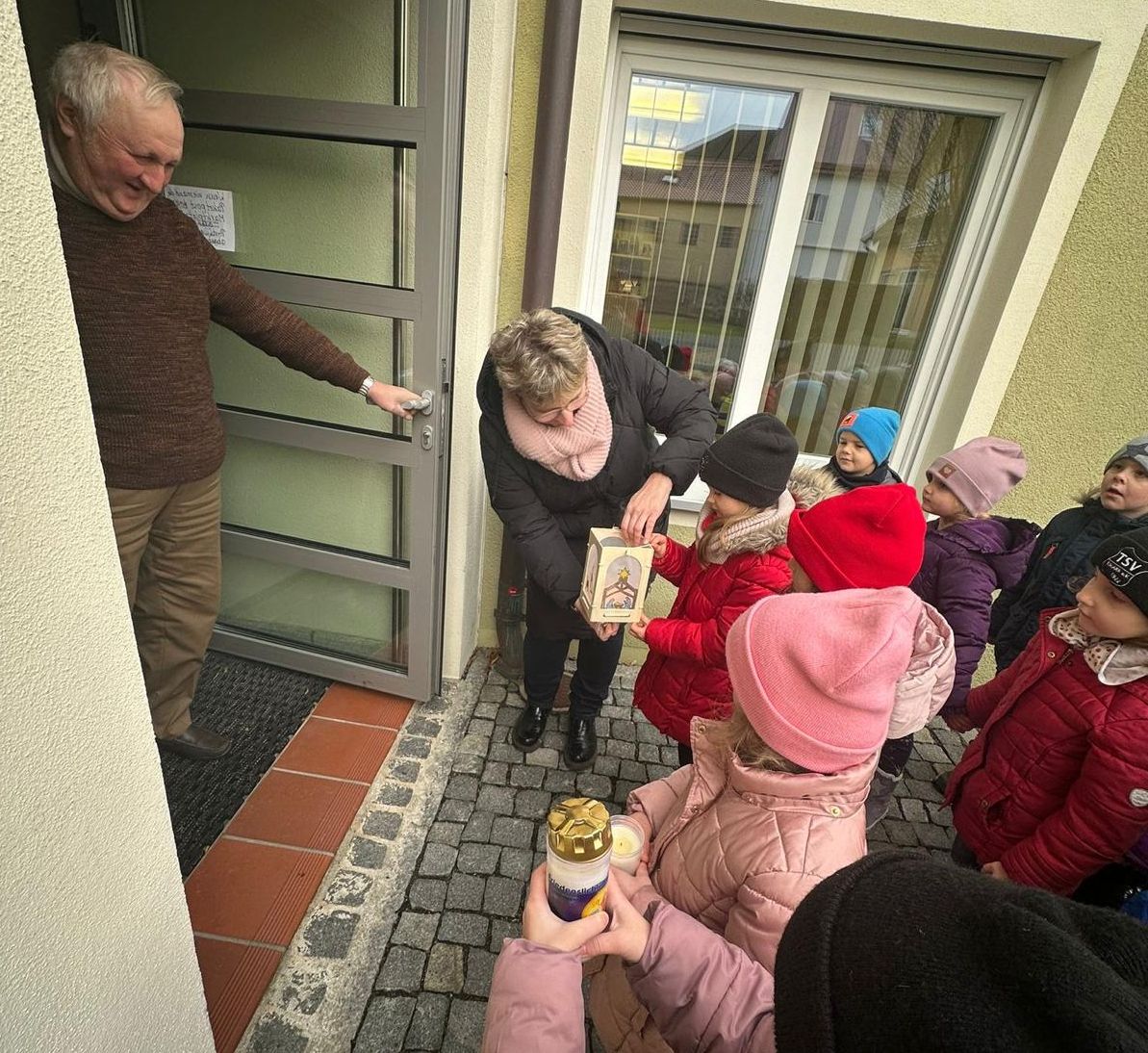 Eslarns Kinder bringen Senioren Friedenslicht