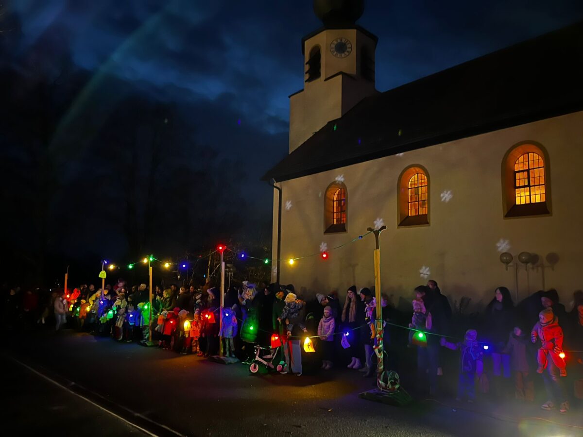 Familien feiern Nikolaustag im Kinderhaus Herz-Jesu