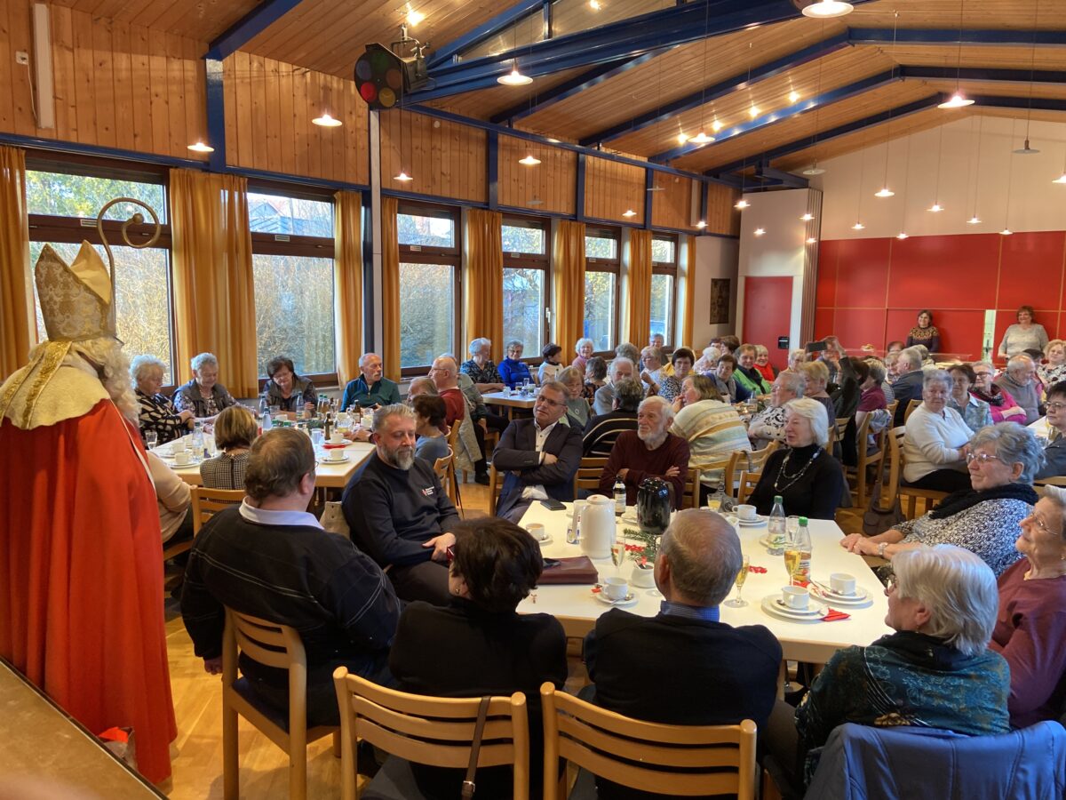 Festliche Stimmung beim Seniorennachmittag in Neuhaus