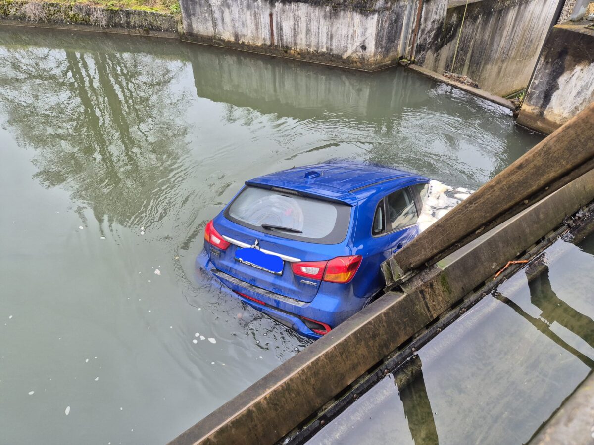 PKW schwimmt in der Vils
