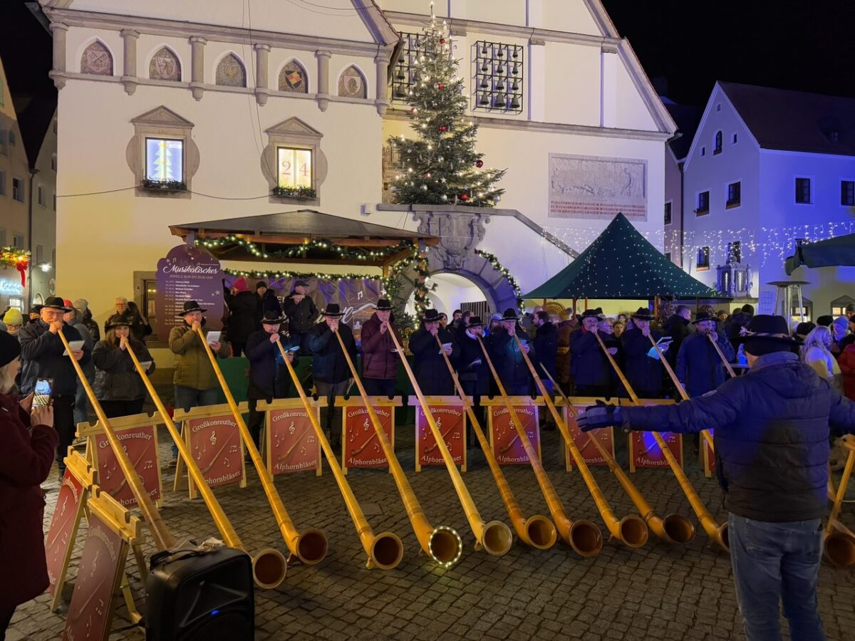 Alphornbläser in Weiden: Großkonreuth bringt Tradition auf den Christkindlmarkt