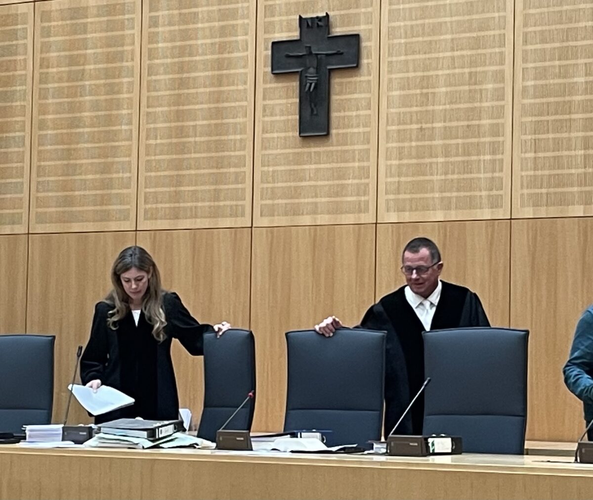 Eine Woche vor Weihnachten: Mordprozess gegen Schüler (15) beginnt